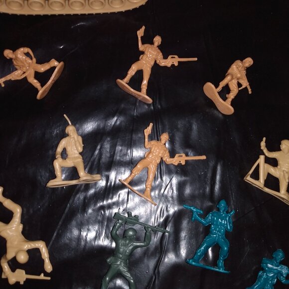 Tiny Army Men and Tank - Picture 6 of 8